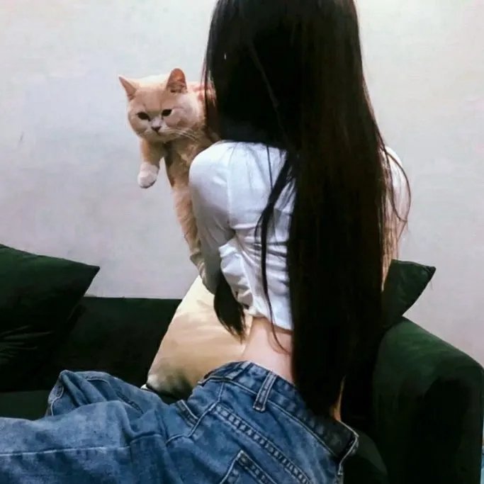 给小酒馆女子喝高杯酒